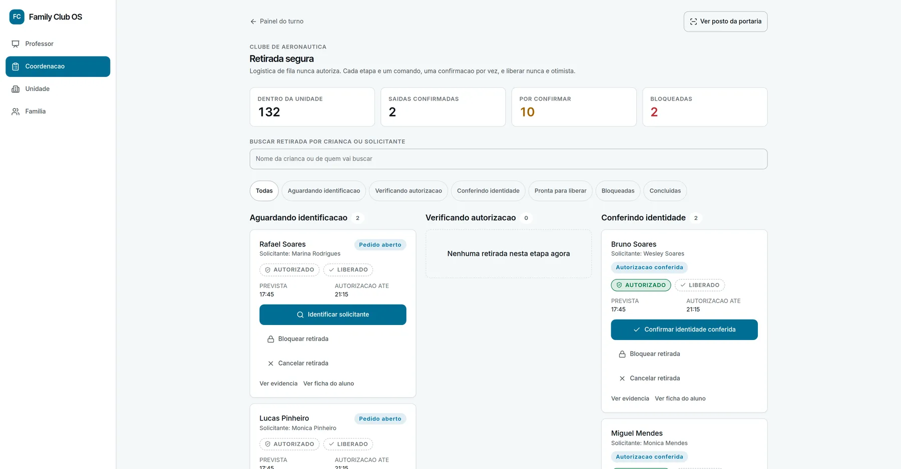 Painel de retirada segura do produto, com a fila em cada etapa e os dois selos de conferência